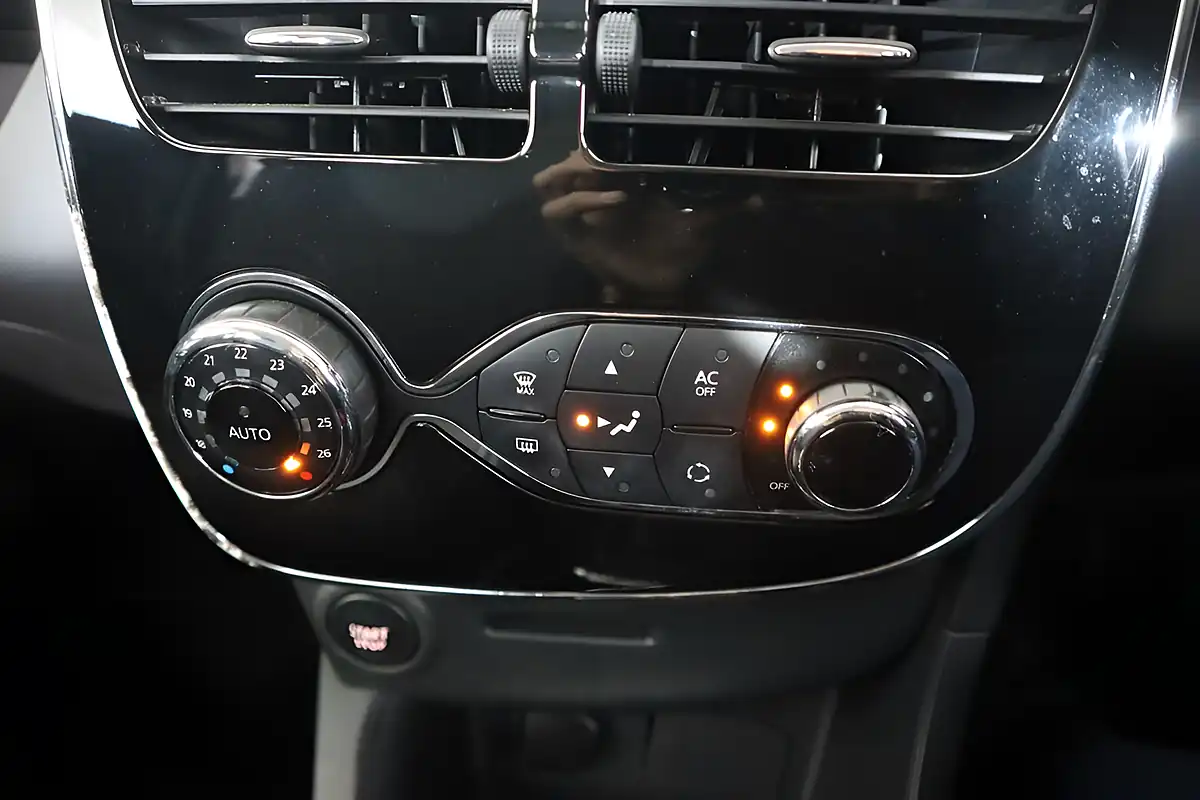 Used 2015 Renault Clio Dynamique S Medianav Black - Interior and Exterior details 15