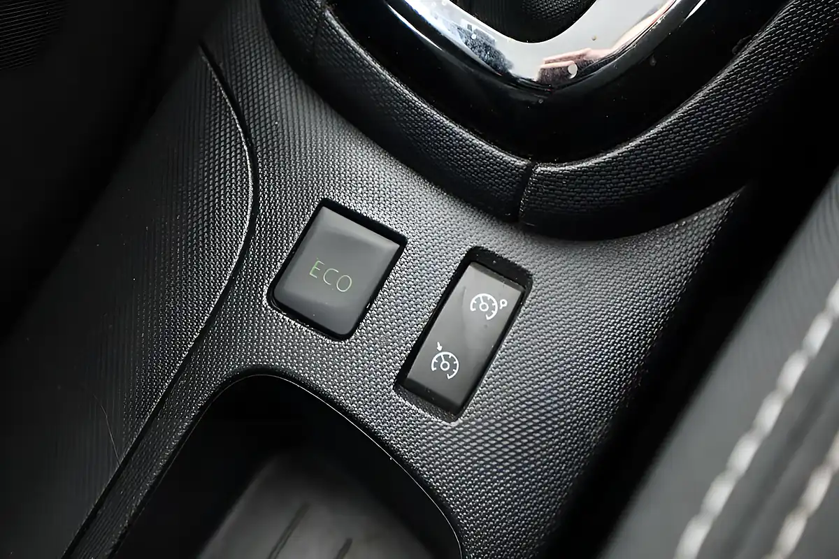 Used 2015 Renault Clio Dynamique S Medianav Black - Interior and Exterior details 16