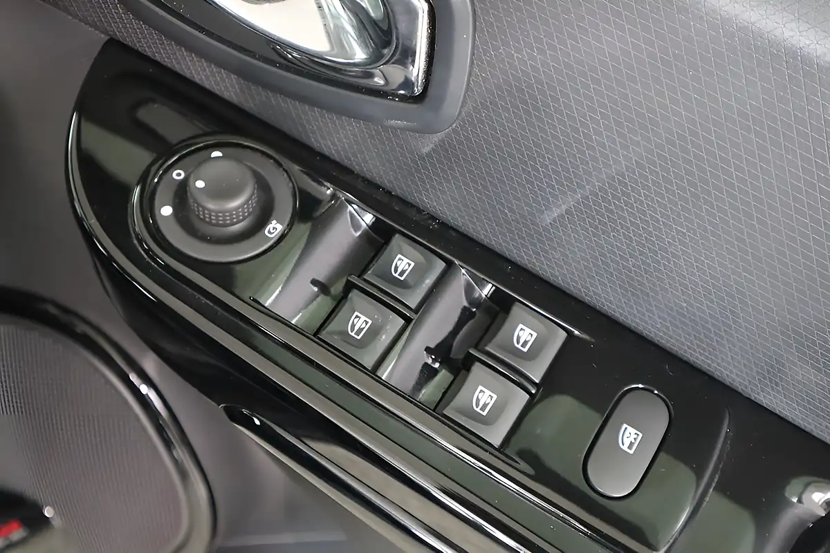 Used 2015 Renault Clio Dynamique S Medianav Black - Interior and Exterior details 20