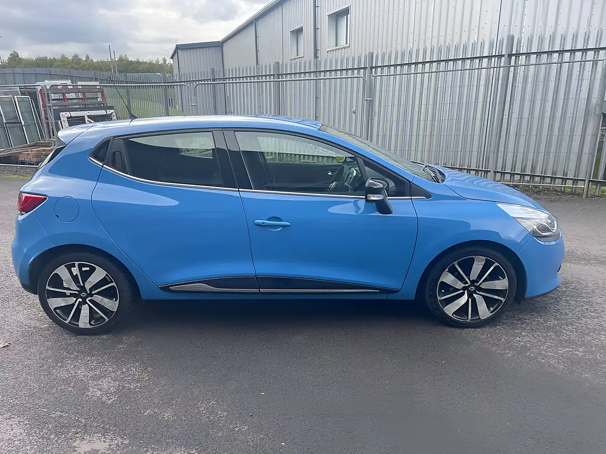 Used 2015 Renault Clio Dynamique S Medianav Blue - Interior and Exterior details 3