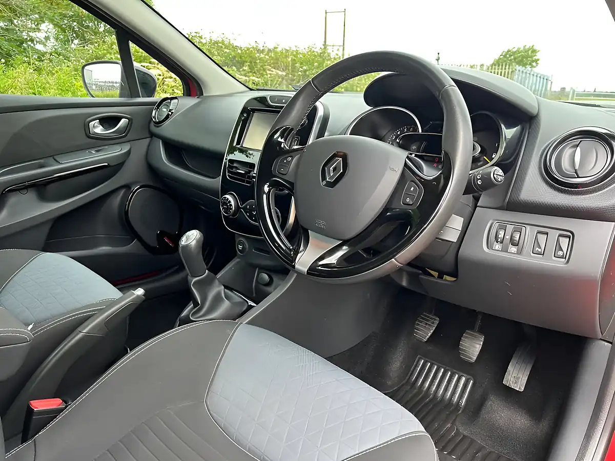 Used 2015 Renault Clio Dynamique S Medianav Red - Interior and Exterior details 14