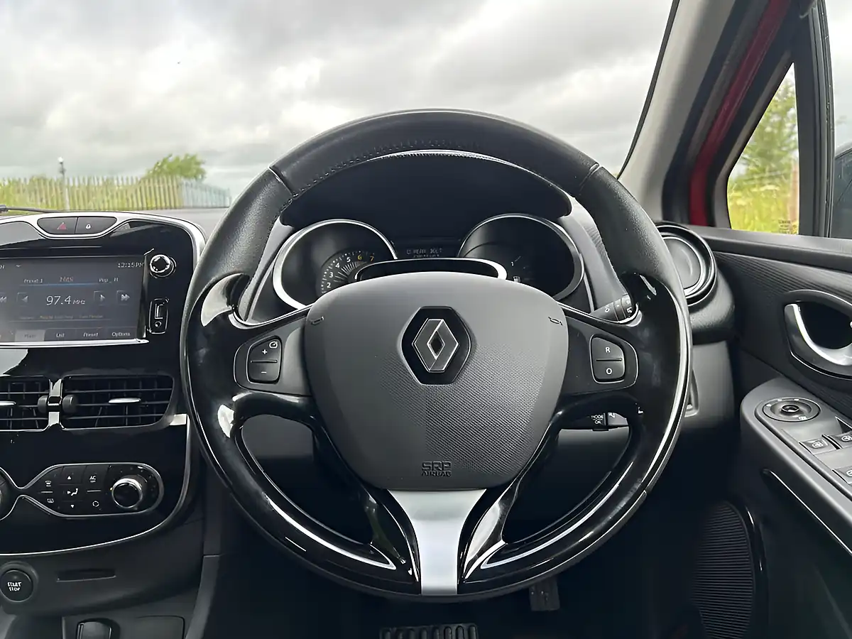 Used 2015 Renault Clio Dynamique S Medianav Red - Interior and Exterior details 15