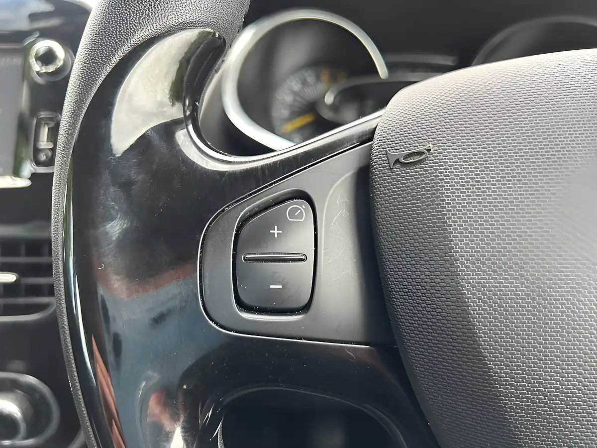 Used 2015 Renault Clio Dynamique S Medianav Red - Interior and Exterior details 16