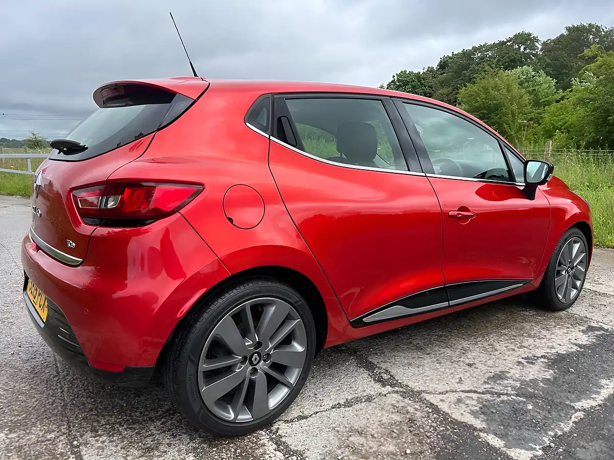 Used 2015 Renault Clio Dynamique S Medianav Red - Interior and Exterior details 3
