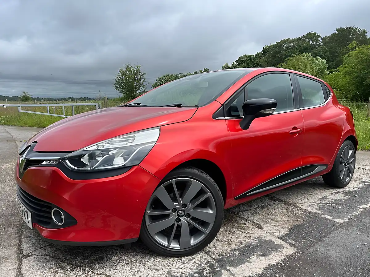 Used 2015 Renault Clio Dynamique S Medianav Red - Interior and Exterior details 4