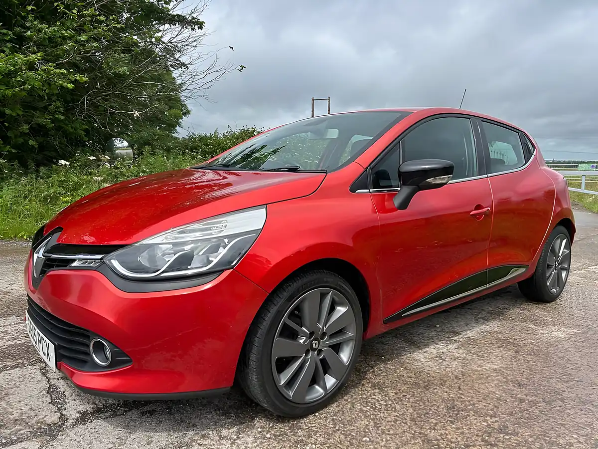 Used 2015 Renault Clio Dynamique S Medianav Red - Interior and Exterior details 8