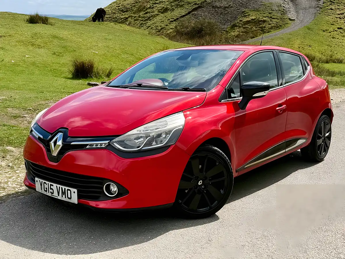 Used 2015 Renault Clio Dynamique S Medianav Red - Interior and Exterior details 11