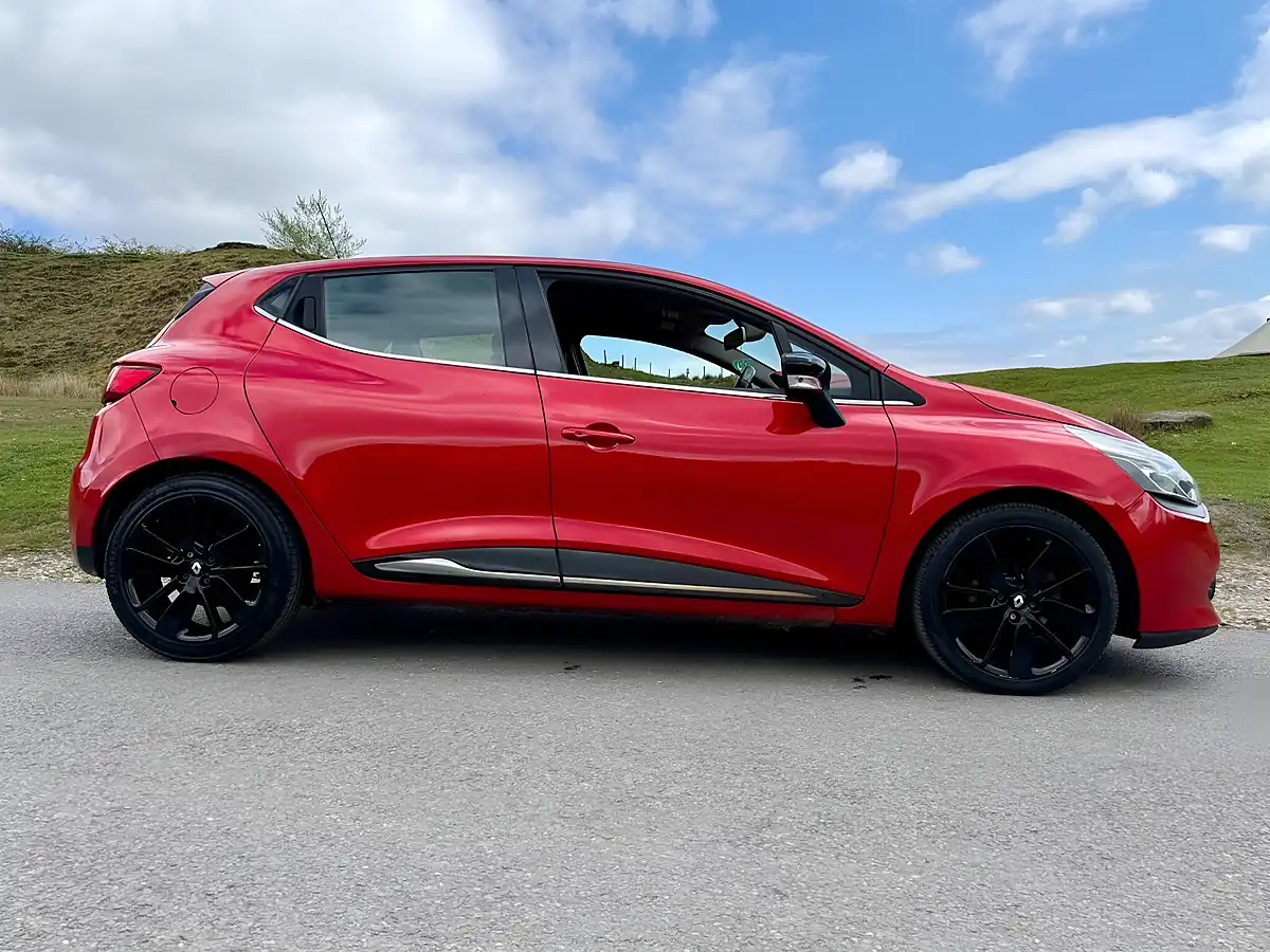 Used 2015 Renault Clio Dynamique S Medianav Red - Interior and Exterior details 14