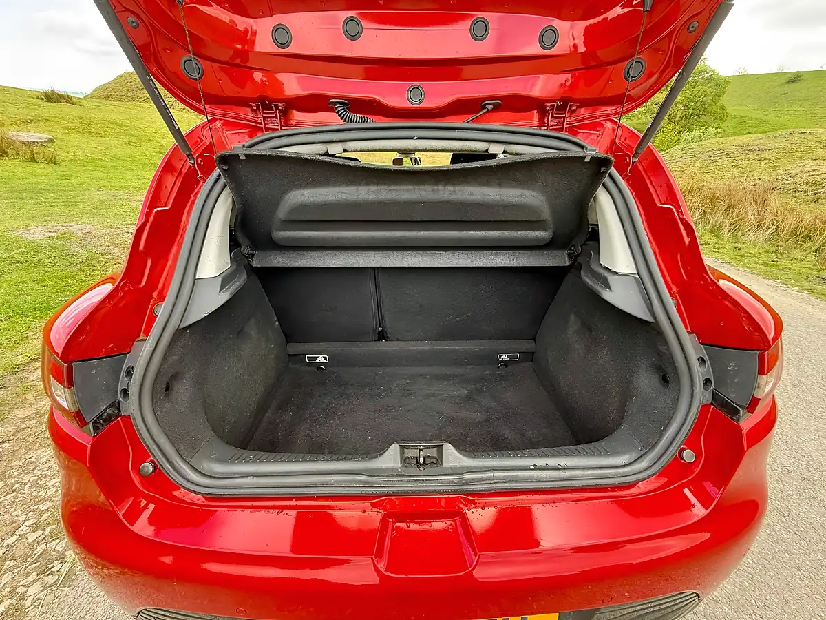 Used 2015 Renault Clio Dynamique S Medianav Red - Interior and Exterior details 16