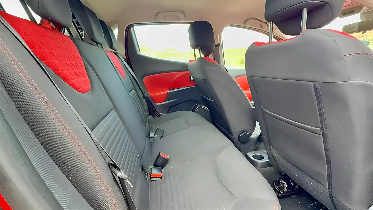 Used 2015 Renault Clio Dynamique S Medianav Red - Interior and Exterior details 20