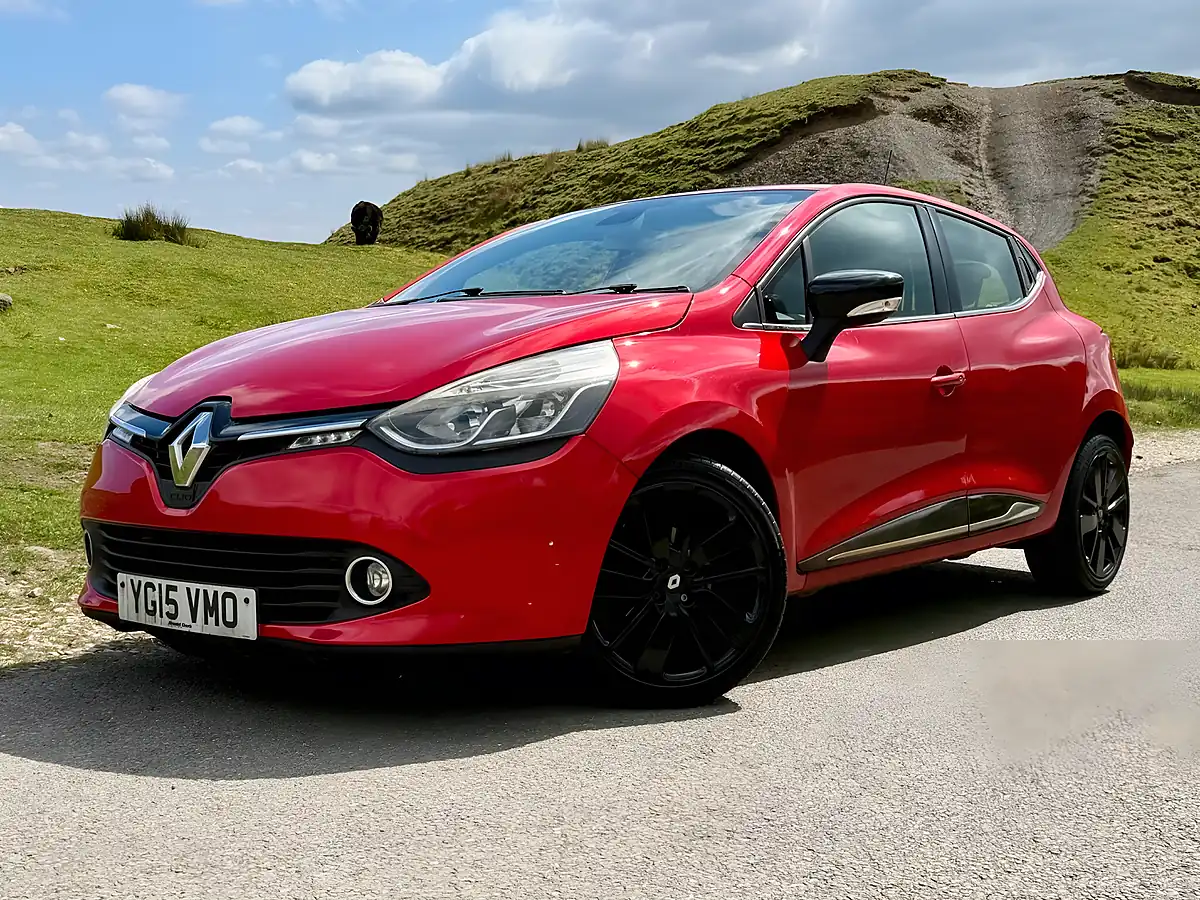 Used 2015 Renault Clio Dynamique S Medianav Red - Interior and Exterior details 4