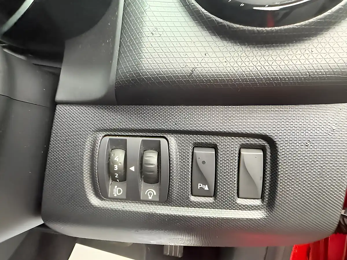 Used 2015 Renault Clio Dynamique S Medianav Red - Interior and Exterior details 16