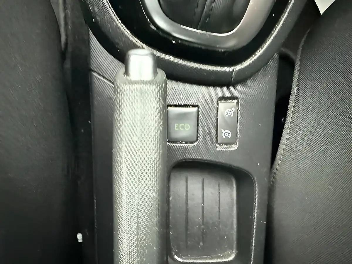 Used 2015 Renault Clio Dynamique S Medianav Red - Interior and Exterior details 17