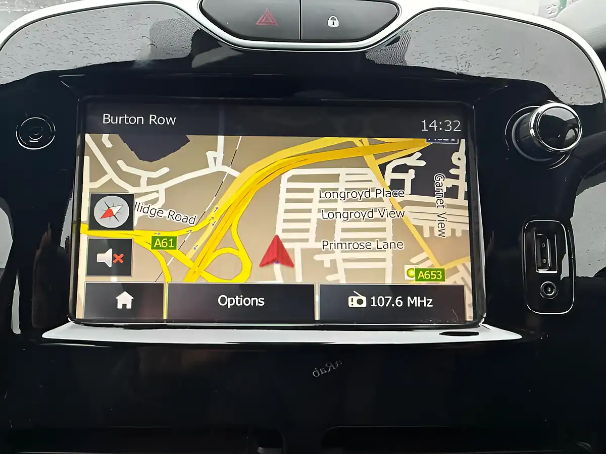 Used 2015 Renault Clio Dynamique S Medianav Red - Interior and Exterior details 19