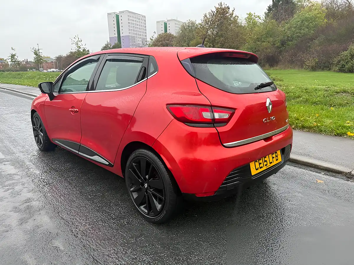 Used 2015 Renault Clio Dynamique S Medianav Red - Interior and Exterior details 4