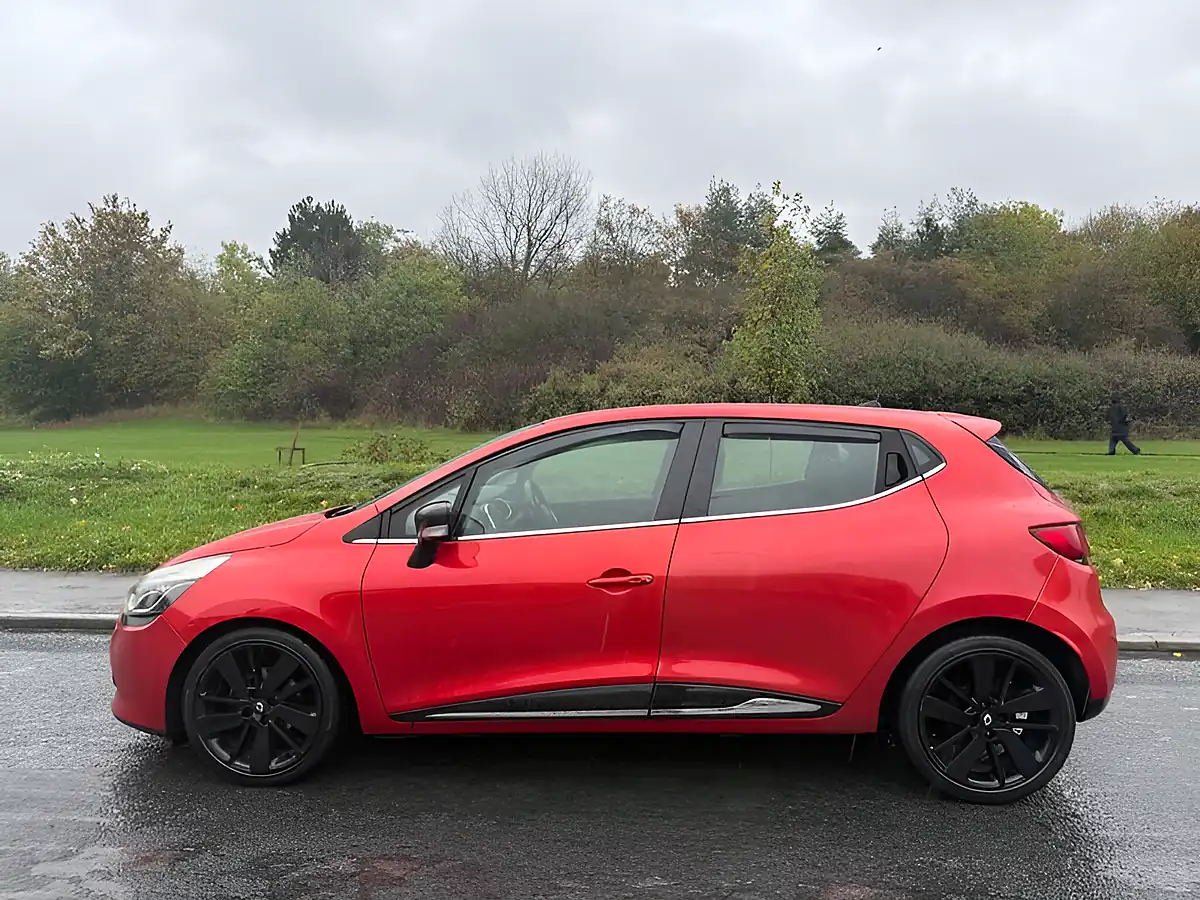 Used 2015 Renault Clio Dynamique S Medianav Red - Interior and Exterior details 5