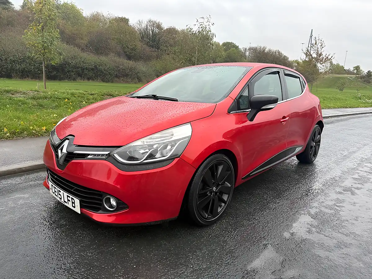 Used 2015 Renault Clio Dynamique S Medianav Red - Interior and Exterior details 6