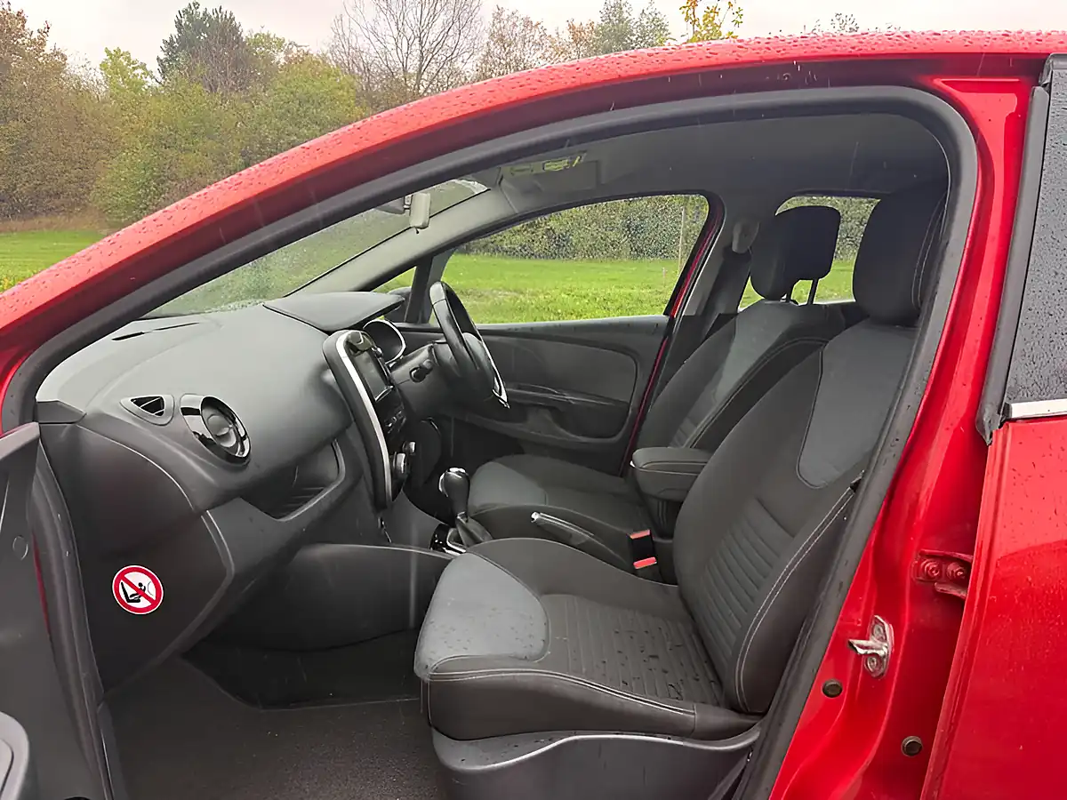 Used 2015 Renault Clio Dynamique S Medianav Red - Interior and Exterior details 8