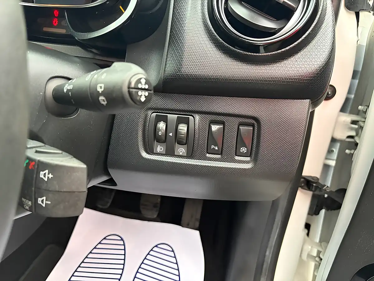 Used 2015 Renault Clio Dynamique S Medianav White - Interior and Exterior details 11