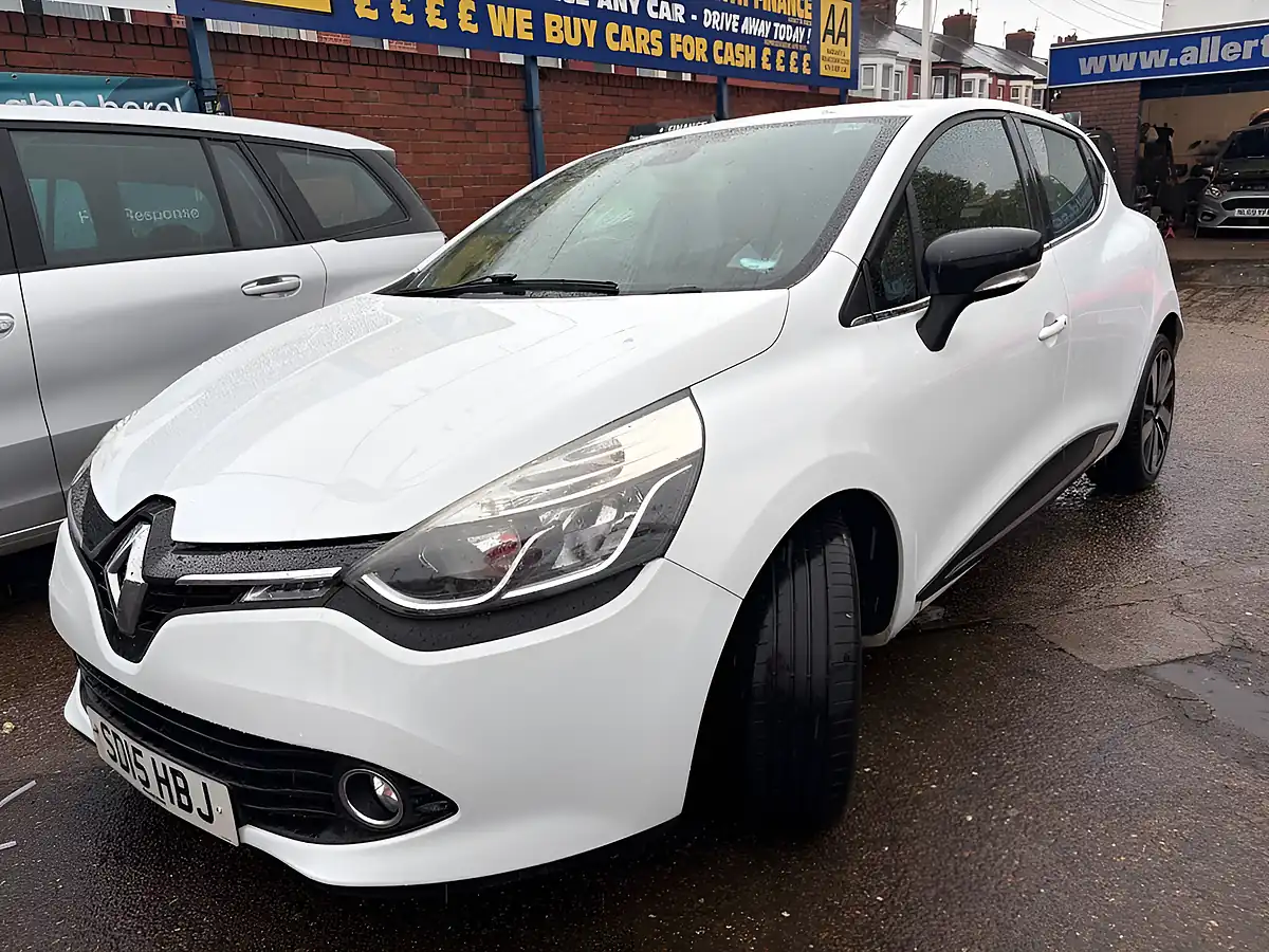 Used 2015 Renault Clio Dynamique S Medianav White - Interior and Exterior details 4