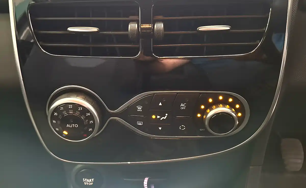 Used 2015 Renault Clio Dynamique S Nav Black - Interior and Exterior details 13