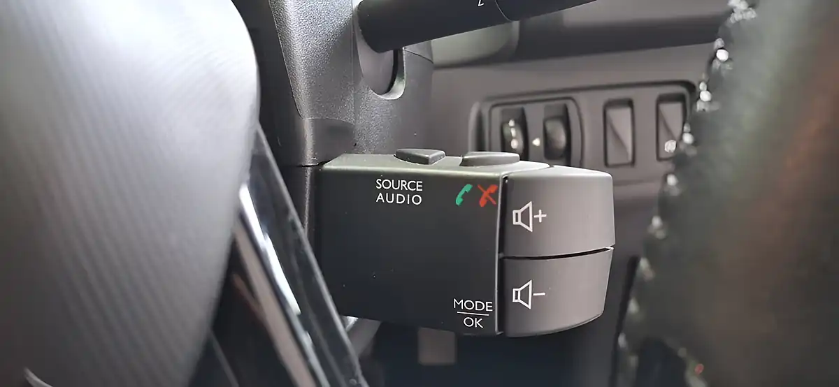Used 2015 Renault Clio Dynamique S Nav Black - Interior and Exterior details 15