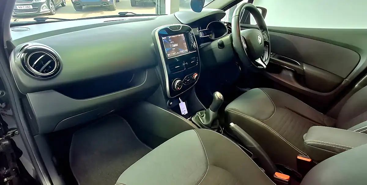 Used 2015 Renault Clio Dynamique S Nav Black - Interior and Exterior details 17