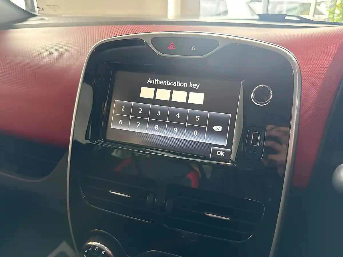 Used 2015 Renault Clio Dynamique S Nav Black - Interior and Exterior details 15