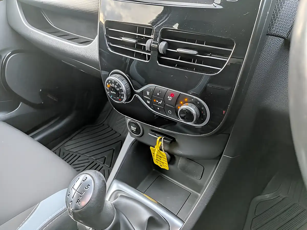 Used 2015 Renault Clio Dynamique S Nav Black - Interior and Exterior details 11