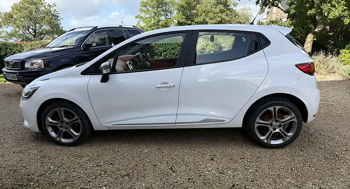 Used 2015 Renault Clio Dynamique S Nav Black - Interior and Exterior details 5
