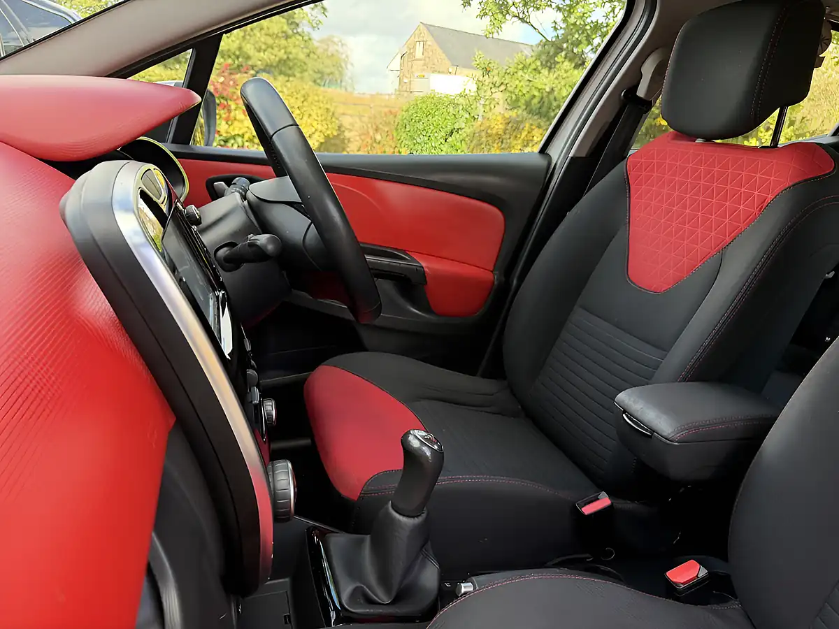 Used 2015 Renault Clio Dynamique S Nav Black - Interior and Exterior details 7