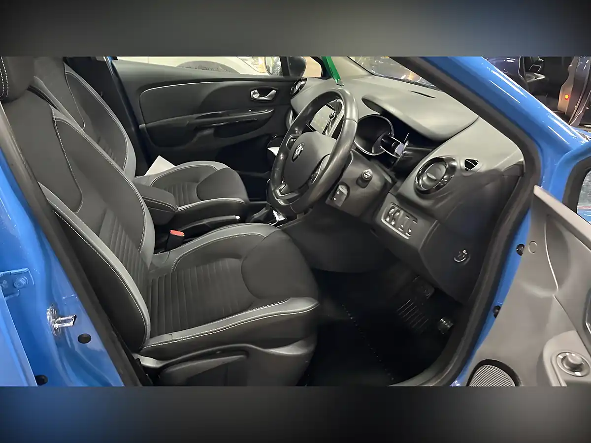 Used 2015 Renault Clio Dynamique S Nav Blue - Interior and Exterior details 8