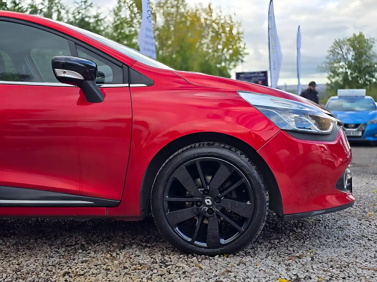 Used 2015 Renault Clio Dynamique S Nav Red - Interior and Exterior details 14