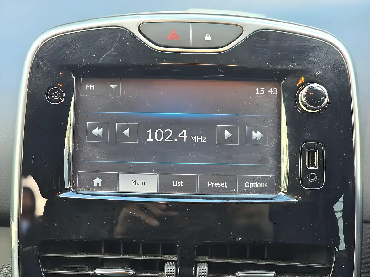 Used 2015 Renault Clio Dynamique S Nav Red - Interior and Exterior details 15