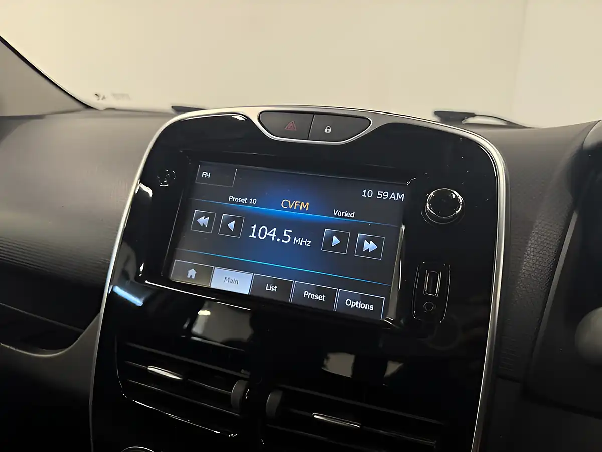 Used 2015 Renault Clio Dynamique S Nav White - Interior and Exterior details 16