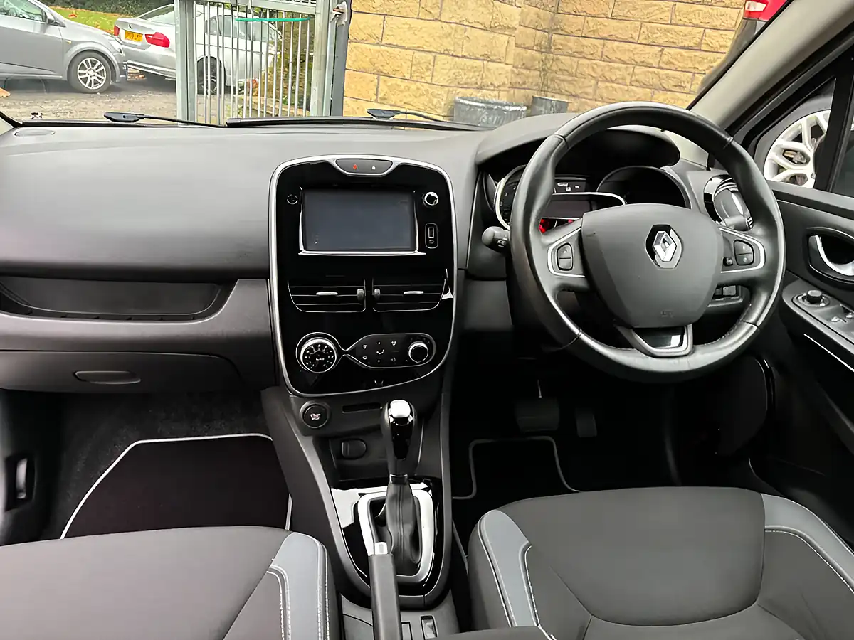 Used 2015 Renault Clio Dynamique S Nav White - Interior and Exterior details 11