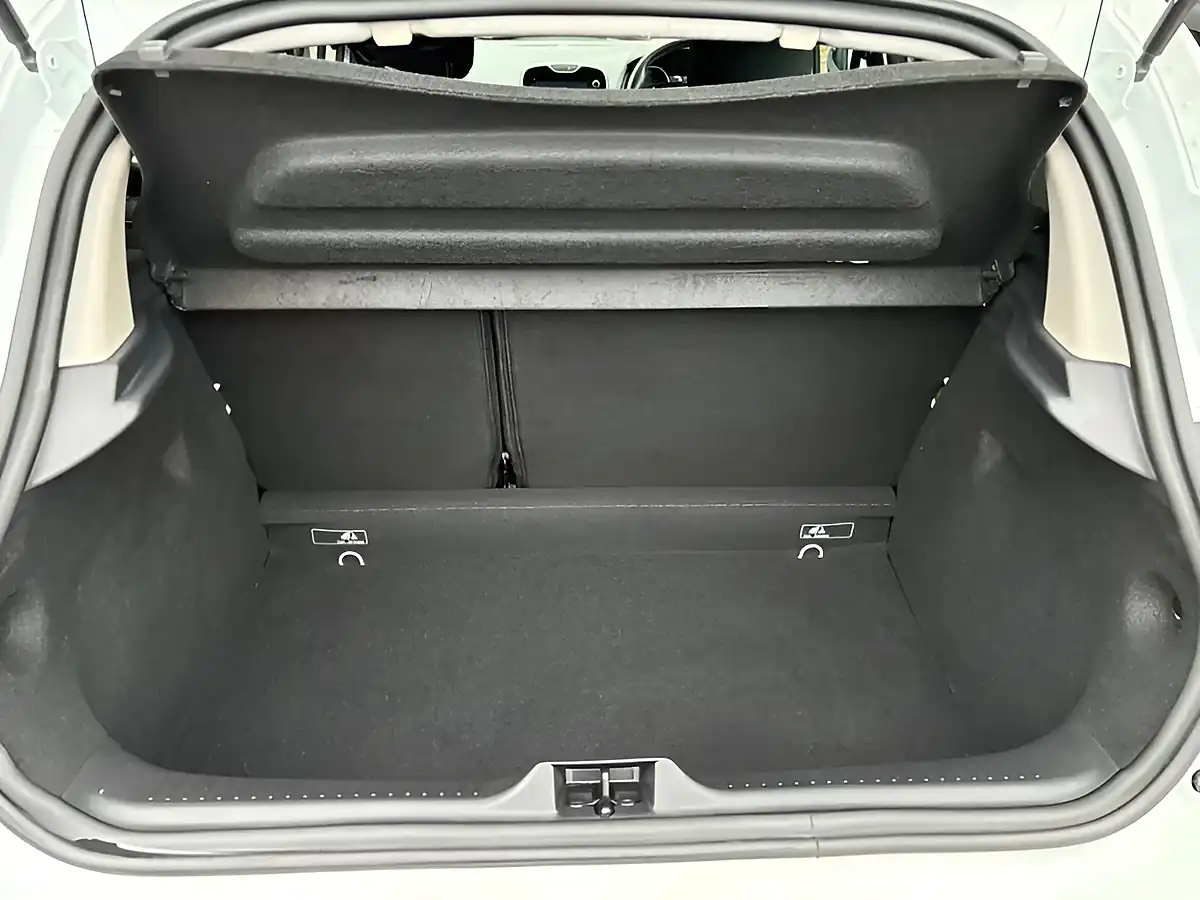 Used 2015 Renault Clio Dynamique S Nav White - Interior and Exterior details 13