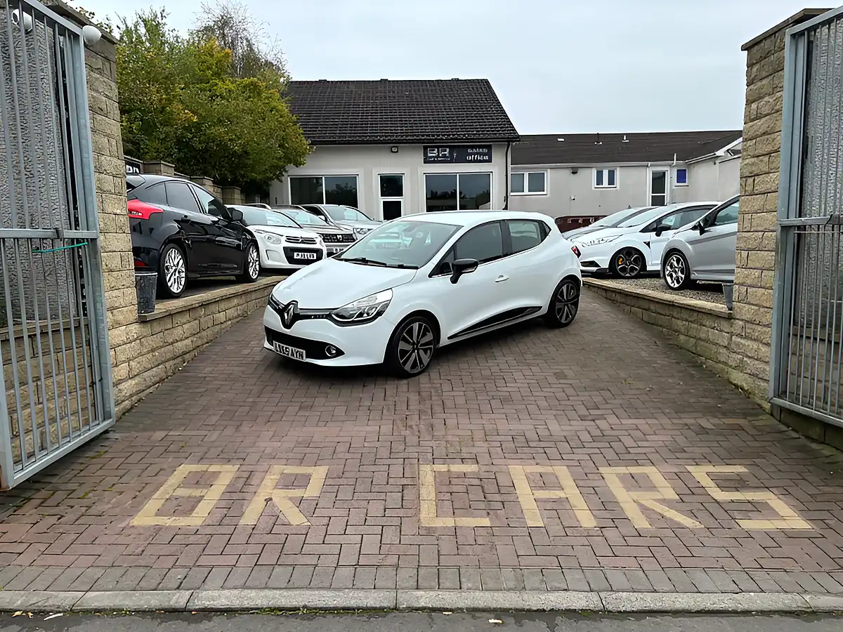 Used 2015 Renault Clio Dynamique S Nav White - Interior and Exterior details 3