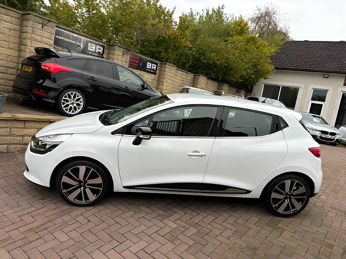 Used 2015 Renault Clio Dynamique S Nav White - Interior and Exterior details 6