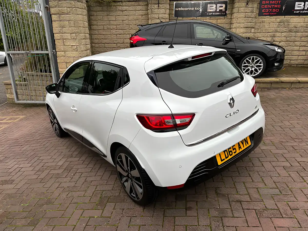 Used 2015 Renault Clio Dynamique S Nav White - Interior and Exterior details 8