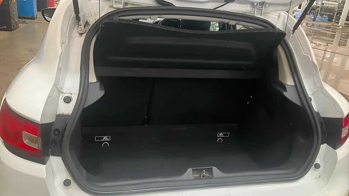 Used 2015 Renault Clio Play White - Interior and Exterior details 19