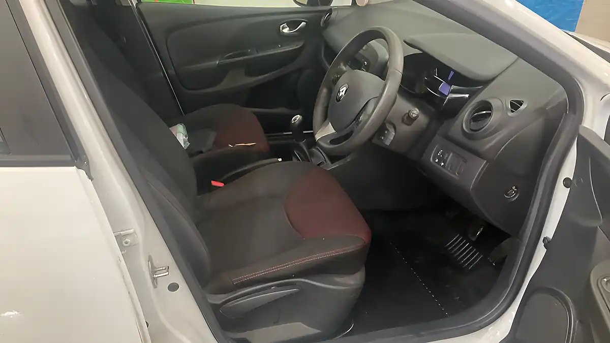 Used 2015 Renault Clio Play White - Interior and Exterior details 20