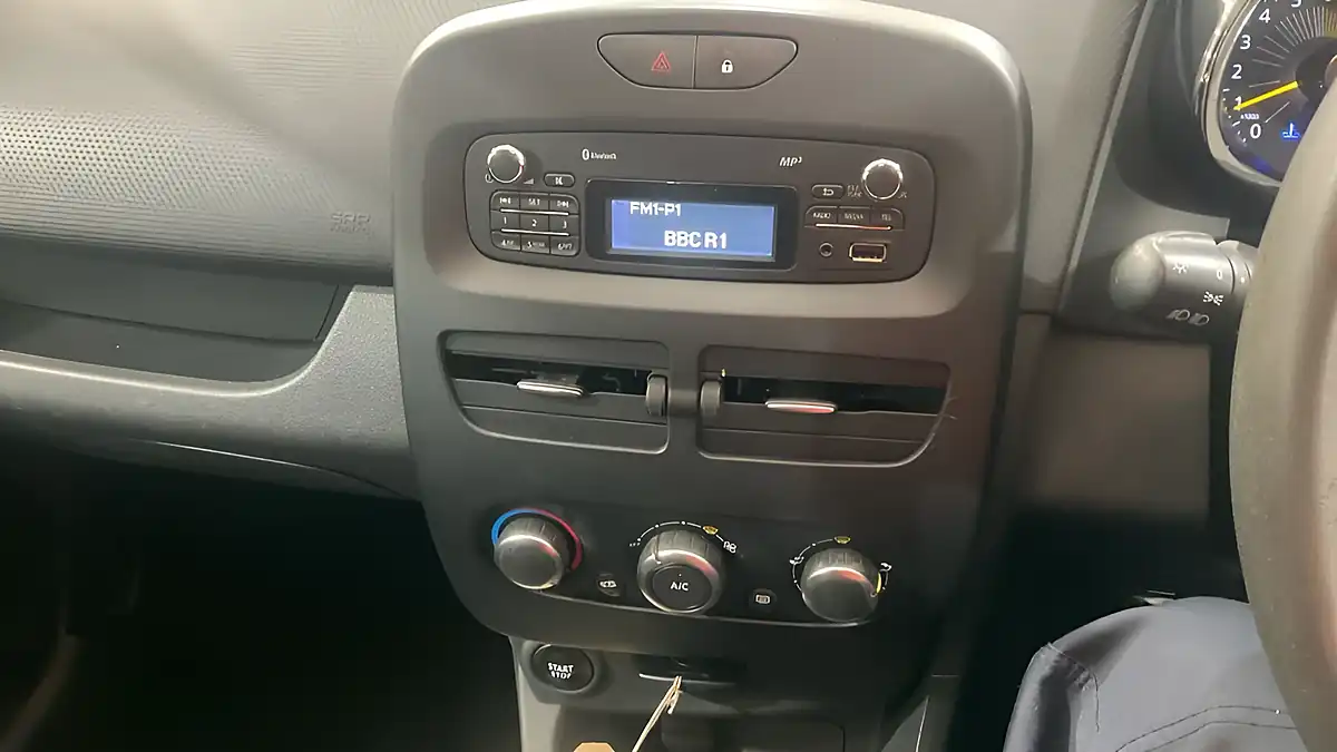 Used 2015 Renault Clio Play White - Interior and Exterior details 8