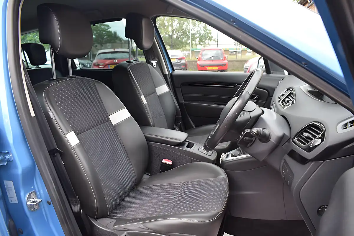 Used 2015 Renault Grand Scenic Dynamique Nav Blue - Interior and Exterior details 8