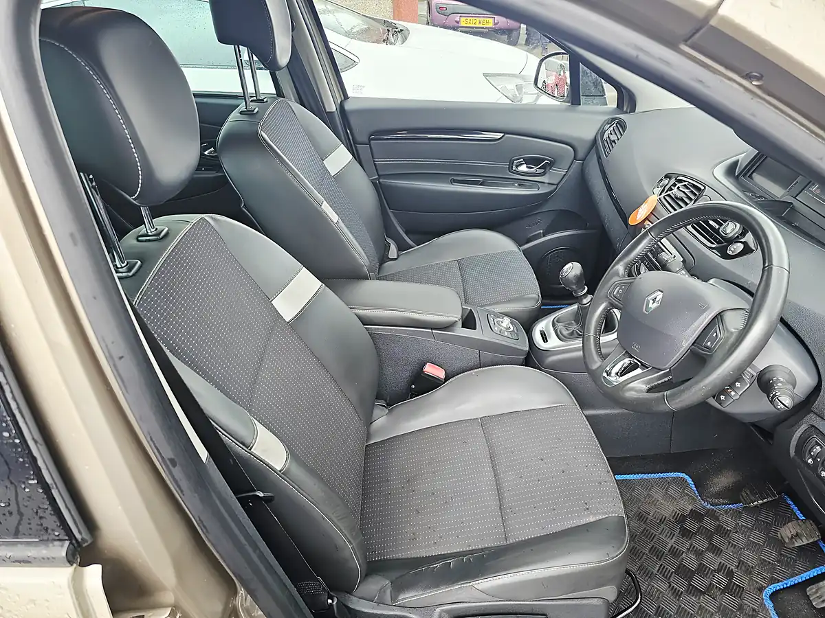Used 2015 Renault Grand Scenic Dynamique Nav Brown - Interior and Exterior details 11