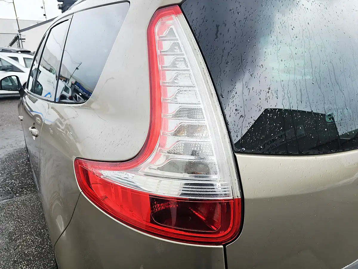 Used 2015 Renault Grand Scenic Dynamique Nav Brown - Interior and Exterior details 17