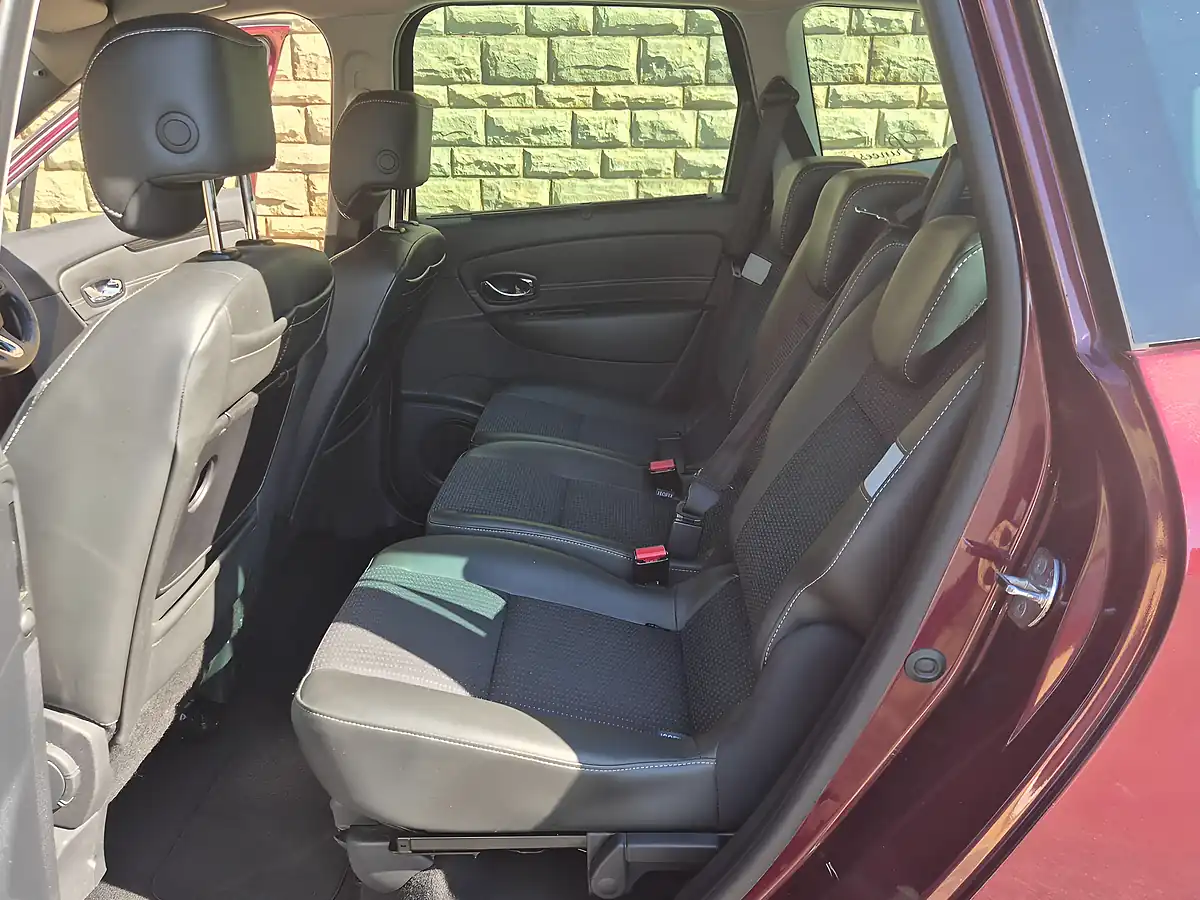 Used 2015 Renault Grand Scenic Dynamique Nav Red - Interior and Exterior details 10