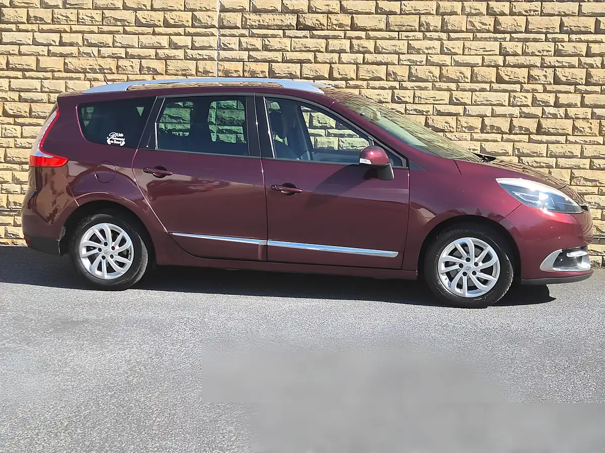 Used 2015 Renault Grand Scenic Dynamique Nav Red - Interior and Exterior details 13