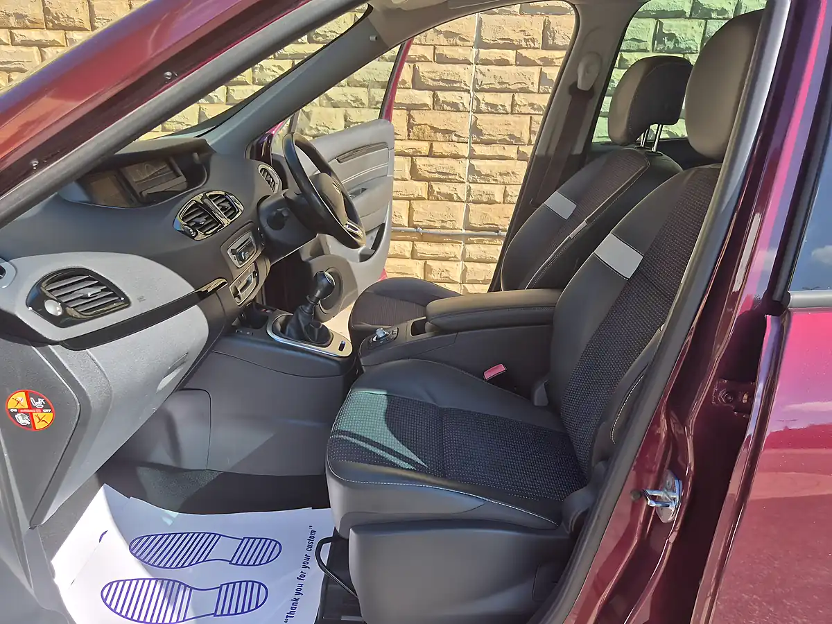 Used 2015 Renault Grand Scenic Dynamique Nav Red - Interior and Exterior details 14