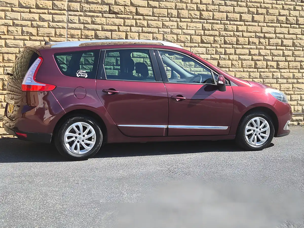 Used 2015 Renault Grand Scenic Dynamique Nav Red - Interior and Exterior details 15